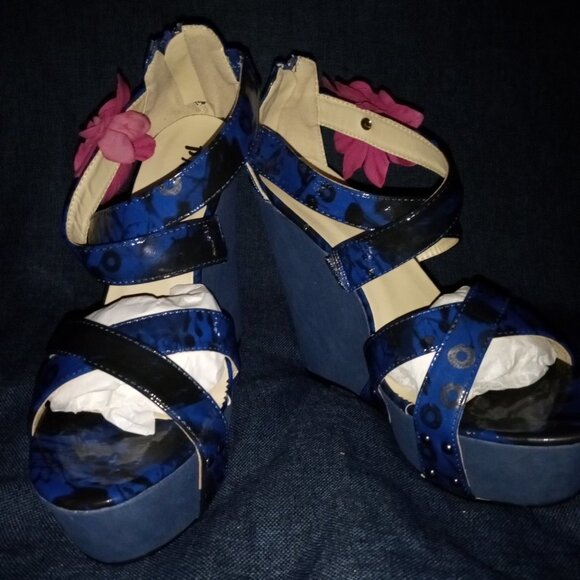 PAZZLE " SCARLET THE BLUE " With Pink Flower ( BRAND NEW !!! ) - Picture 2 of 4